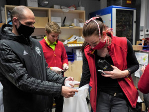 FOTO: Na Sigmě šijí místo fotbalu roušky, fotbalisté je pak rozvážejí