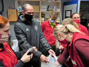 FOTO: Na Sigmě šijí místo fotbalu roušky, fotbalisté je pak rozvážejí