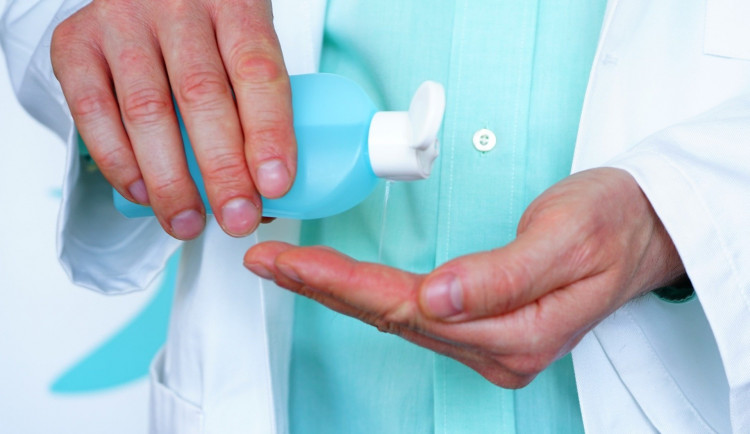 Až 700 litrů dezinfekce týdně připraví lékárna FN Olomouc