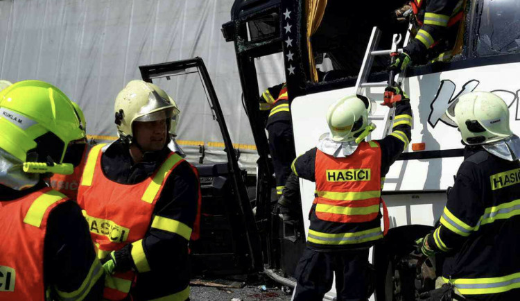 Policisté odložili nehodu autobusu, který převážel malé fotbalisty. Řidič měl zdravotní problémy