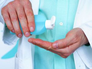 Až 700 litrů dezinfekce týdně připraví lékárna FN Olomouc