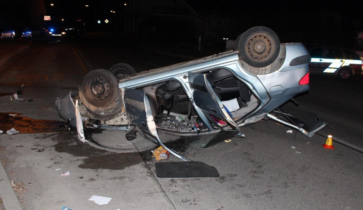Opilý řidič sjel ze silnice a přetočil auto na střechu. Způsobil škodu přes 80 tisíc korun