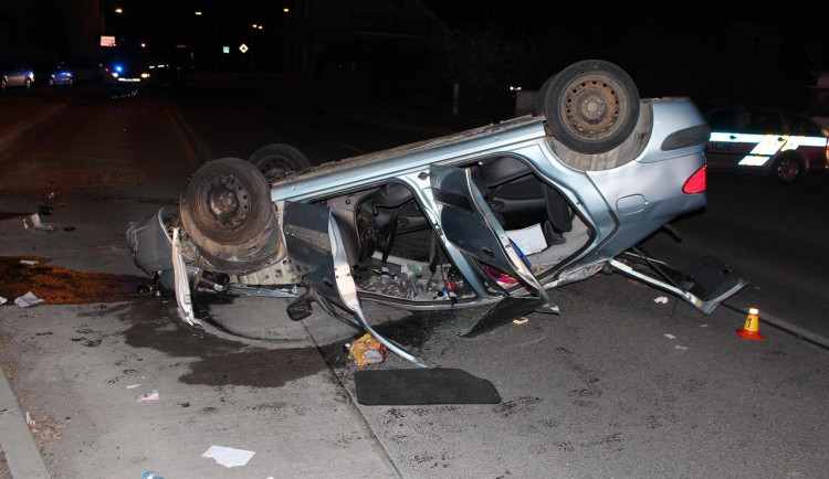 Opilý řidič sjel ze silnice a přetočil auto na střechu. Způsobil škodu přes 80 tisíc korun