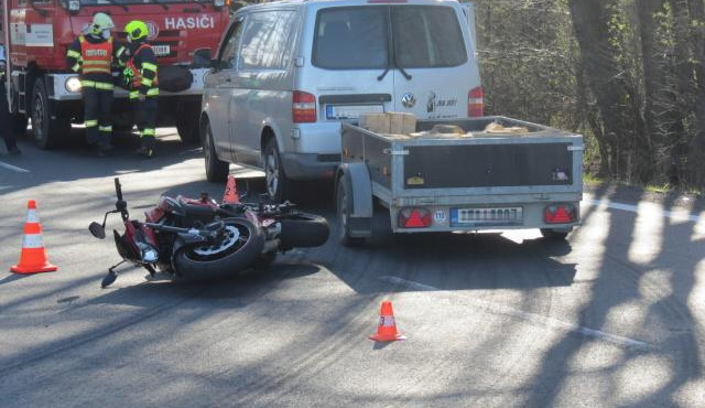 Řidič si nevšiml blížící se motorky a vjel do křižovatky