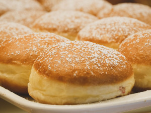 Zloděj kradl benzín a koblihy. Z přejedení usnul za volantem