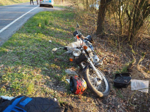 Motorkář nezvládl zatáčku a naboural do stromu. Do nemocnice letěl vrtulníkem
