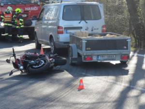 Řidič si nevšiml blížící se motorky a vjel do křižovatky