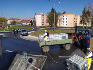 AKTUALIZOVÁNO: V Přerově se převrátila vlečka s barely hnojiva. Koncentrovaná kapalina vytekla na silnici
