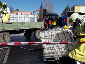 AKTUALIZOVÁNO: V Přerově se převrátila vlečka s barely hnojiva. Koncentrovaná kapalina vytekla na silnici