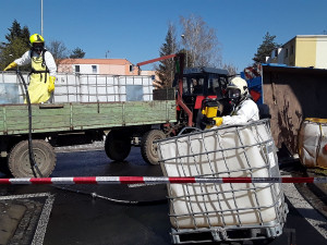 AKTUALIZOVÁNO: V Přerově se převrátila vlečka s barely hnojiva. Koncentrovaná kapalina vytekla na silnici