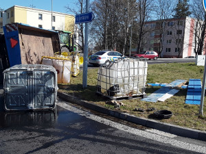 AKTUALIZOVÁNO: V Přerově se převrátila vlečka s barely hnojiva. Koncentrovaná kapalina vytekla na silnici