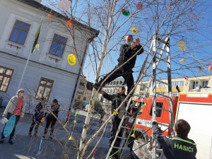 Velikonoční strom ponese tajná přání i poděkování. Zdobit se může jen s rozestupy