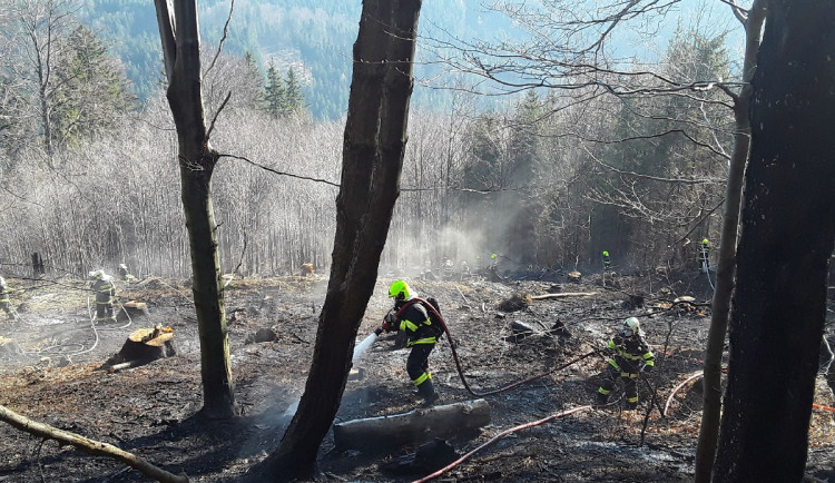 Hasiči varují před rozděláváním ohně a pálení klestí během Velikonoc