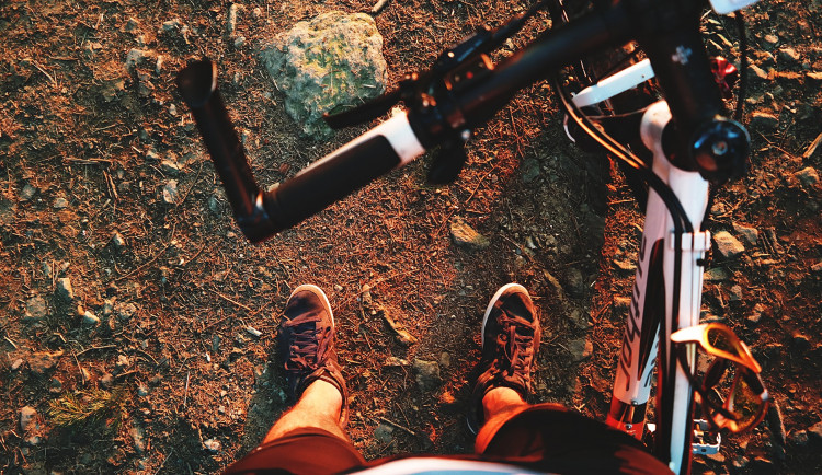 Cyklista bez helmy utrpěl vážná zranění při vyjížďce v Jeseníkách