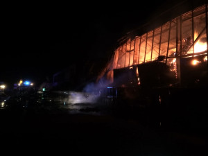 AKTUALIZOVÁNO: V Zábřehu museli v noci zasahovat hasiči. U hořící haly pravděpodobně stráví celý den