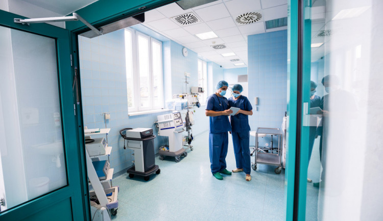 Laboratoře po celém Česku se blíží testovací kapacitě až 10 000 vzorků denně