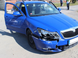 FOTO: Zdrogovaný mladý řidič se pokusil ujet policejní kontrole, jeho jízda skončila v betonovém plotu
