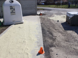 FOTO: Zdrogovaný mladý řidič se pokusil ujet policejní kontrole, jeho jízda skončila v betonovém plotu