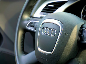 Chodec se v Družební ulici cítil být ohrožen jízdou řidiče v Audi, do vozu začal kopat a poté napadl řidiče