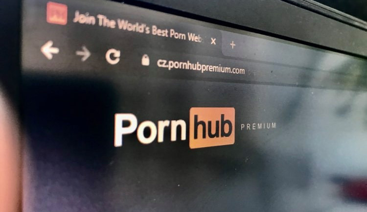 Češi sledují v nouzovém stavu více porna. Ženských divaček přibylo o polovinu