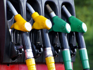 Cena pohonných hmot se pravděpodobně bude v Česku nadále snižovat