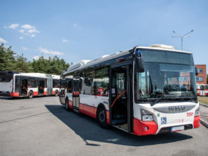 Řidiči autobusů smí znovu pouštět cestující i předními dveřmi