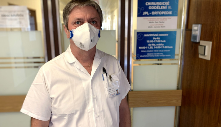 Lékaři kvůli koronaviru konzultovali náročnou operaci ruky přes videohovor, ženě hrozila amputace