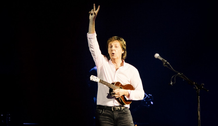 Bocelli, McCartney, či Morissette. Světoznámí zpěváci zahrají zdravotníkům a nemocným