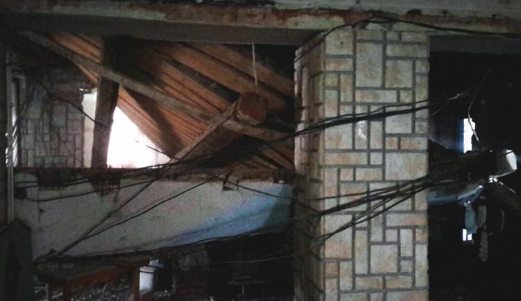 V Adolfovicích se v bývalé restauraci propadl strop, na místě zasahují hasiči i statik