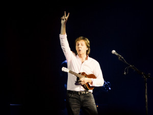 Bocelli, McCartney, či Morissette. Světoznámí zpěváci zahrají zdravotníkům a nemocným