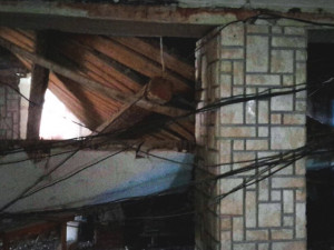 V Adolfovicích se v bývalé restauraci propadl strop, na místě zasahují hasiči i statik