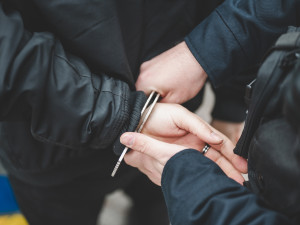 Mladík zadržený za distribuci drog a loupežné přepadení skončil ve vazbě