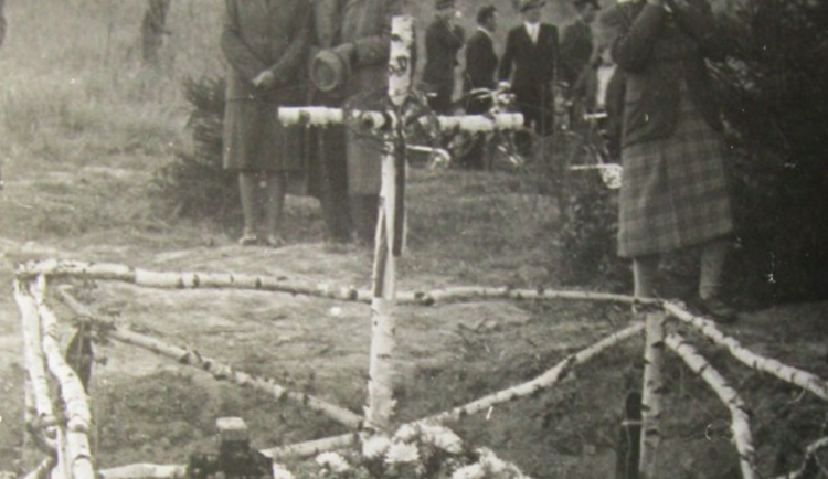 Zákřov u Tršic si připomíná 75 pět let od brutálního masakru devatenácti mužů Němci a kozáky