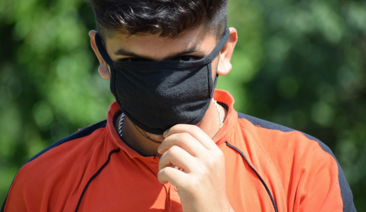 Sundáváte si venku roušku? Pozor, ať se nenajdete na internetu