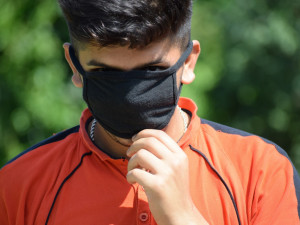 Sundáváte si venku roušku? Pozor, ať se nenajdete na internetu