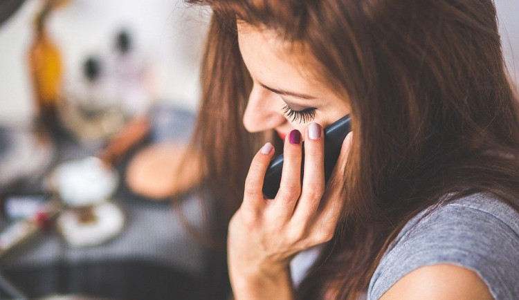 Infolinku kraje o koronaviru mohou využívat i neslyšící