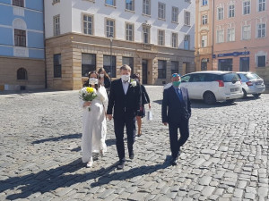 Olomouc už má za sebou první svatby s rouškami