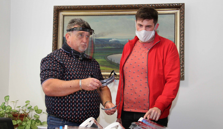 Učitelé ze Střední průmyslové školy strojnické v Olomouci vyrábějí ochranné štíty. Věnují je třeba do dětských domovů