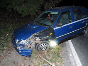 Řidič, který způsobil dopravní nehodu, neměl řidičský průkaz a byl pod vlivem alkoholu