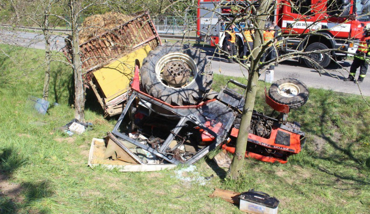 FOTO: Traktor havaroval na rovném úseku silnice, řidiče museli z pod vozidla vyprošťovat hasiči