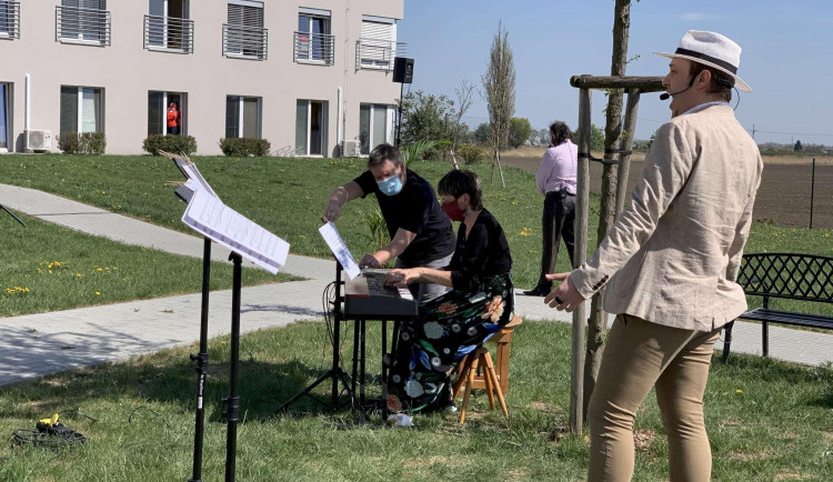 Umělci Moravského divadla připravili pro olomoucké SeniorCentrum koncert pod širým nebem