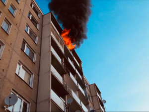 V ranních hodinách hořel byt v nejvyšším patře panelové budovy, čtyři lidé se zranili, evakuováno bylo dvanáct osob