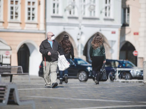 Dnes končí zákaz volného pohybu. Povoleny jsou skupiny deseti osob, bude možné jet za hranice