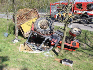 FOTO: Traktor havaroval na rovném úseku silnice, řidiče museli z pod vozidla vyprošťovat hasiči