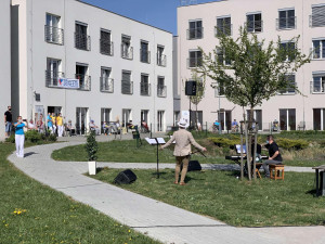 mělci Moravského divadla zazpívali seniorům v Olomouci