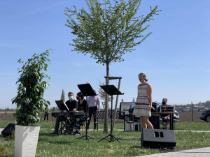 mělci Moravského divadla zazpívali seniorům v Olomouci