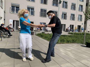 mělci Moravského divadla zazpívali seniorům v Olomouci