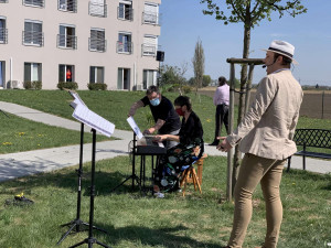 Umělci Moravského divadla připravili pro olomoucké SeniorCentrum koncert pod širým nebem