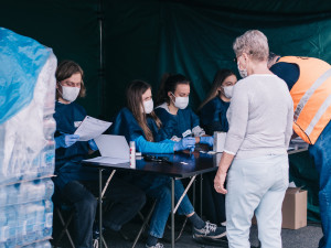 FOTO/VIDEO: Olomouc za sebou první den plošného testování, takto to dnes vypadlo u Globusu