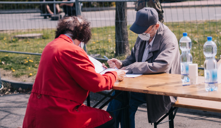 Jistota je jistota, covid byl v rodině, řekli manželé,  kteří se přišli plošně otestovat